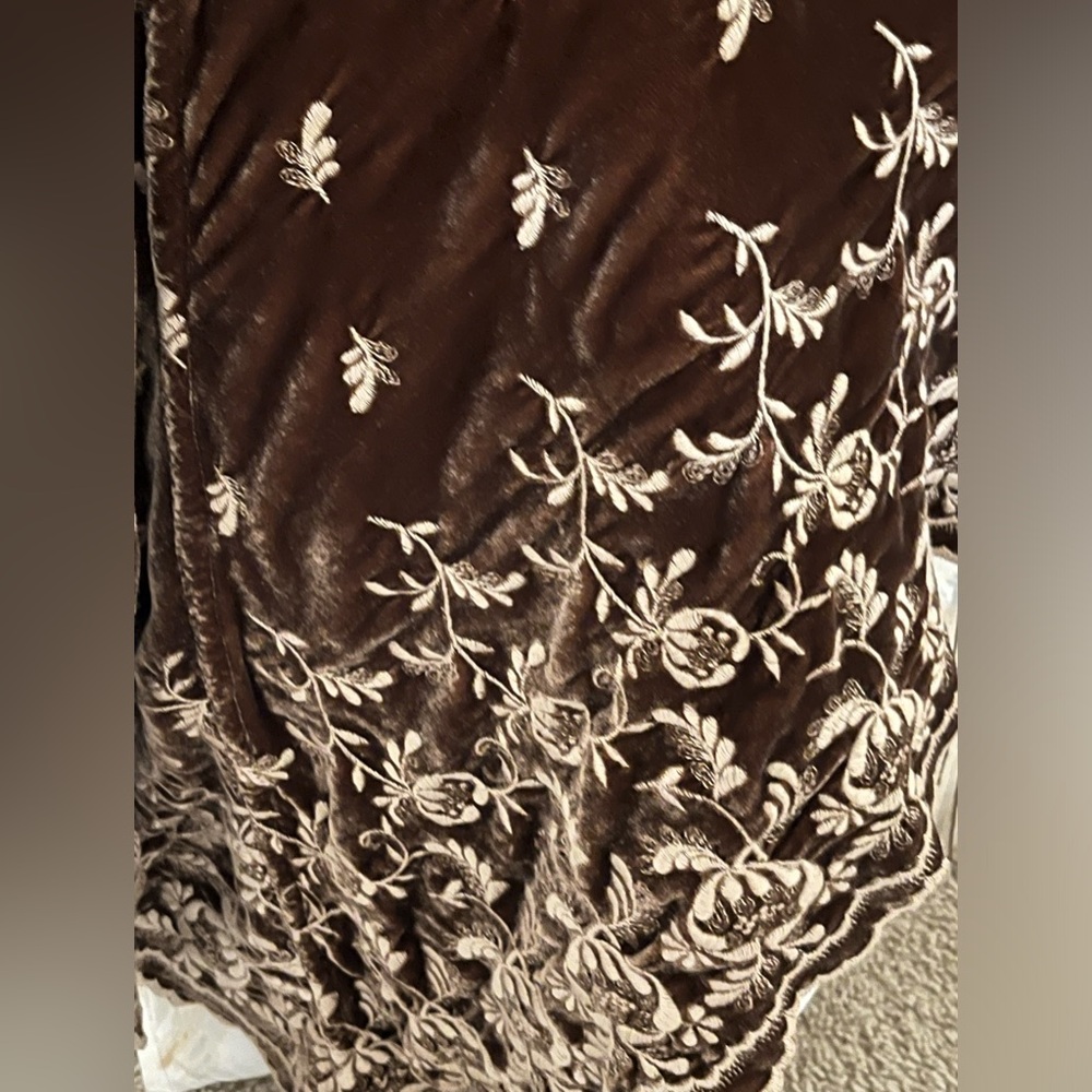 BELLA NOTTE LINEN, EMBROIDERED VELVET SILK BLEND BED COVERLET QUEEN SIZE - Picture 6 of 12